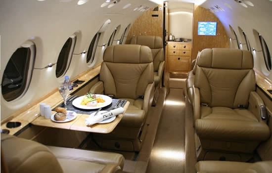 The report finds more demand for the Hawker 800 midsize jet.