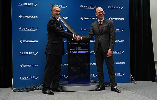 Michael Amalfitano (left), CEO of Embraer Executive Jets, and Michael Silvestro, CEO of Flexjet, celebrate USD 1.4 billion deal.