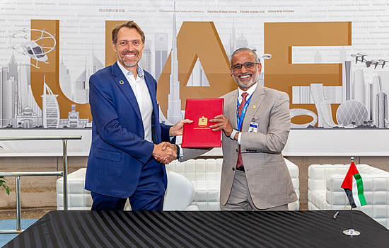 JoeBen Bevirt, Founder and CEO of Joby, presents the company’s Letter of Intent to initiate Joby’s Air Operator Certificate application to His Excellency Saif Mohammed Al Suwaidi, Director General of the UAE General Civil Aviation Authority | Photo: Christina Esteban Photography.