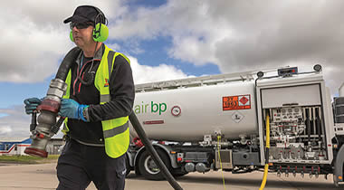 Air bp fuels an operator aircraft | Photo: bp-plc